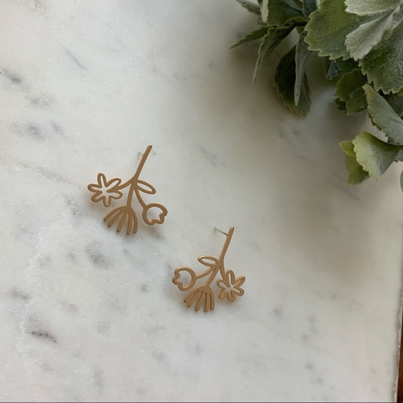 Jewelry - The Gillian - Dainty Flower Matte Stud Earrings